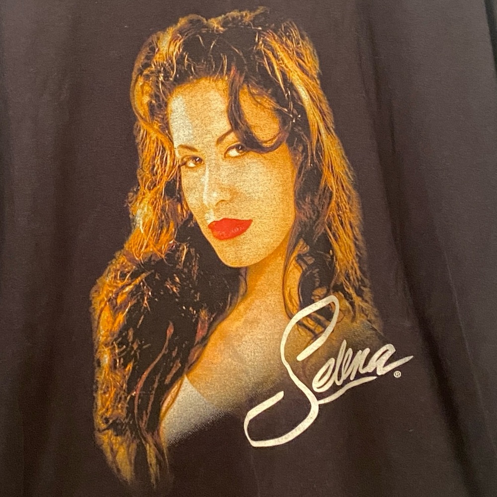 Selena - Picture 7 of 7